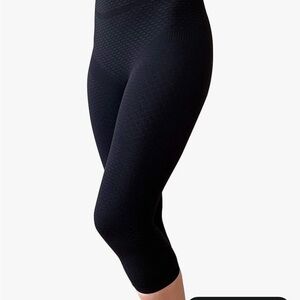 High-Rise Black Seamless Cropped Compression Leggings